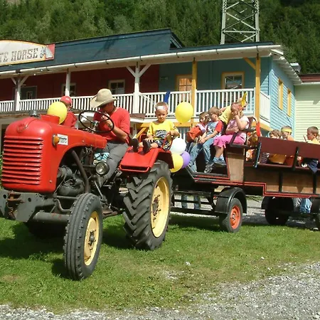 Mountainview - Im Zillertal Direkt Am 5 Sterne Aufenfeld Mit Hallenbad Und Sauna Camping