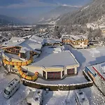 Кемпинг Mountainview - Im Zillertal Direkt Am 5 Sterne Aufenfeld Mit Hallenbad Und Sauna *